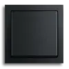 Schwarzer Lichtschalter mit quadratischer Taste, keine sichtbaren Beschriftungen oder Symbole.