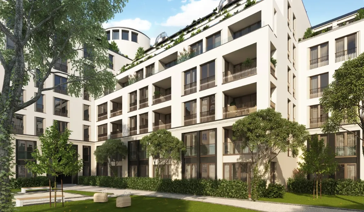 Moderner Wohnkomplex mit mehreren Etagen, großen Fenstern und begrünten Innenhöfen.