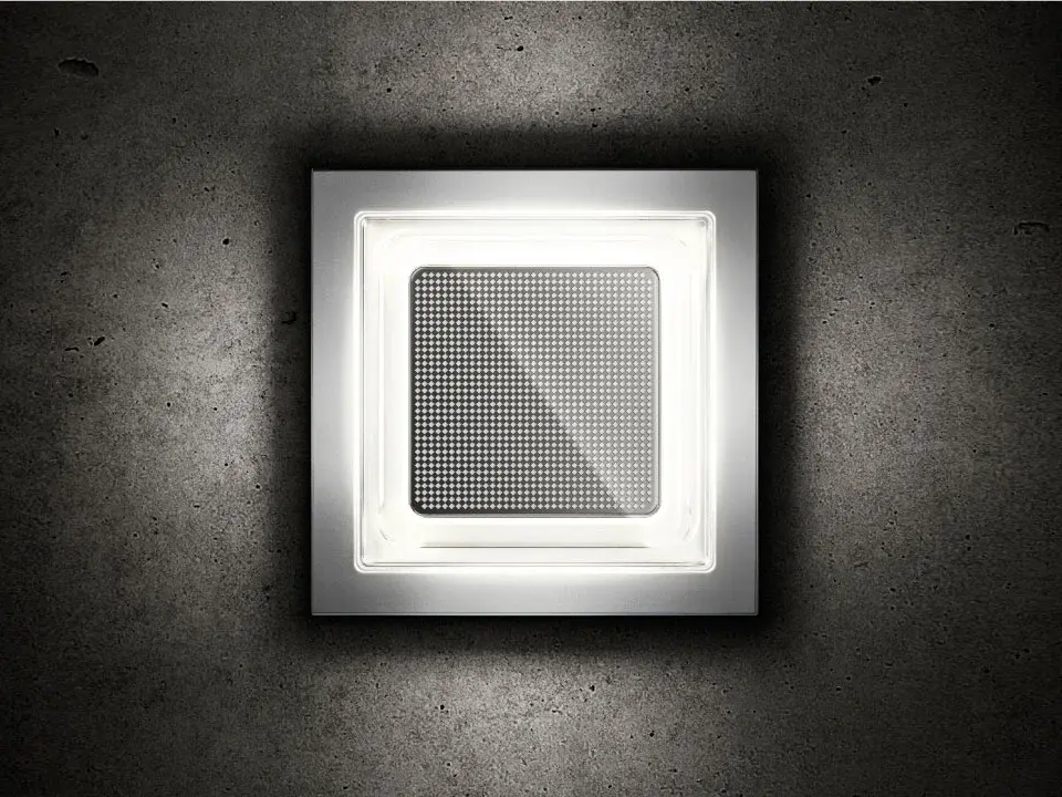 Deckenleuchte mit quadratischem Design und einem strukturierten, durchsichtigen Lichtfeld.