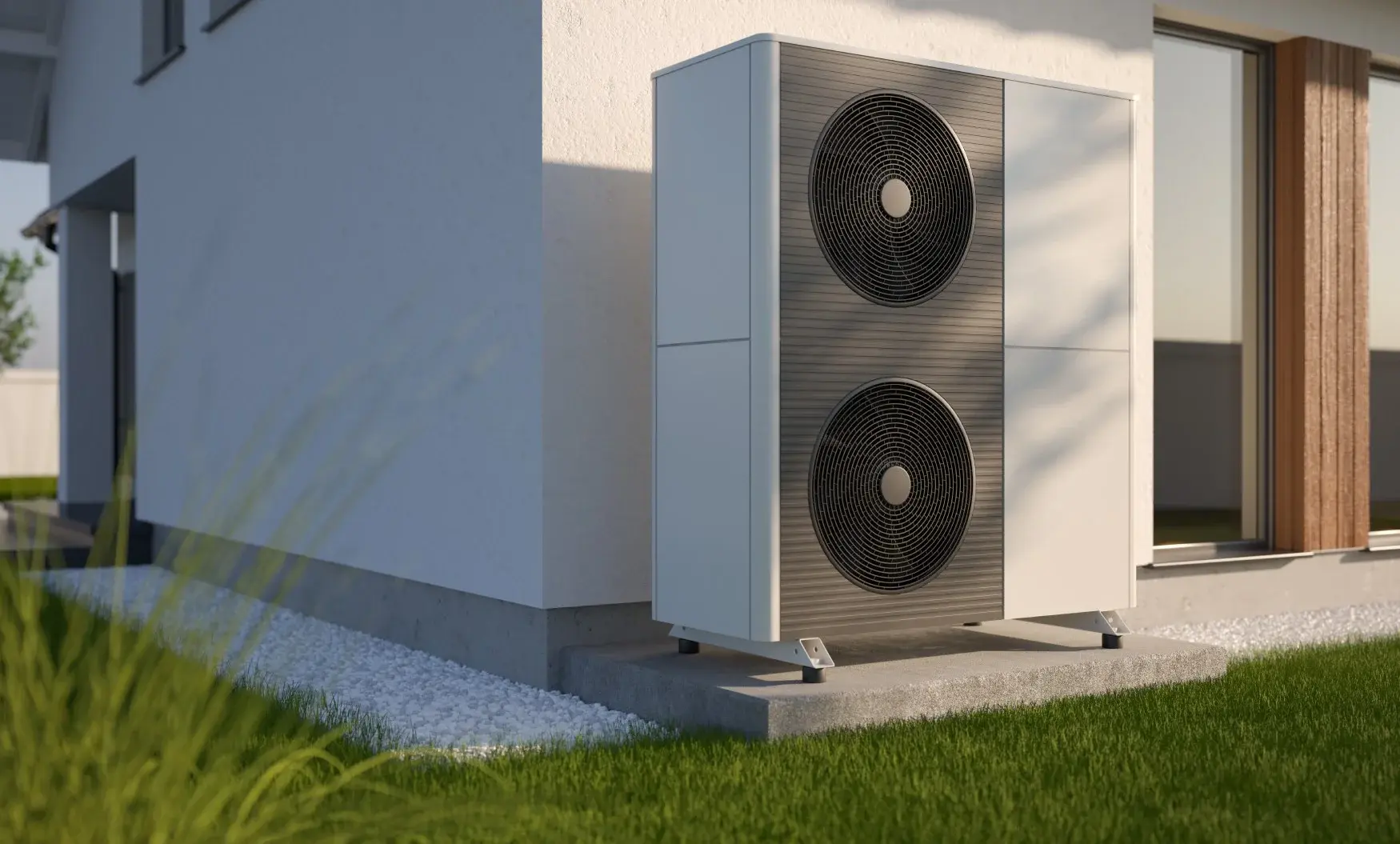 Wärmepumpe mit zwei Ventilatoren steht neben einem modernen Wohnhaus auf dem Grundstück.