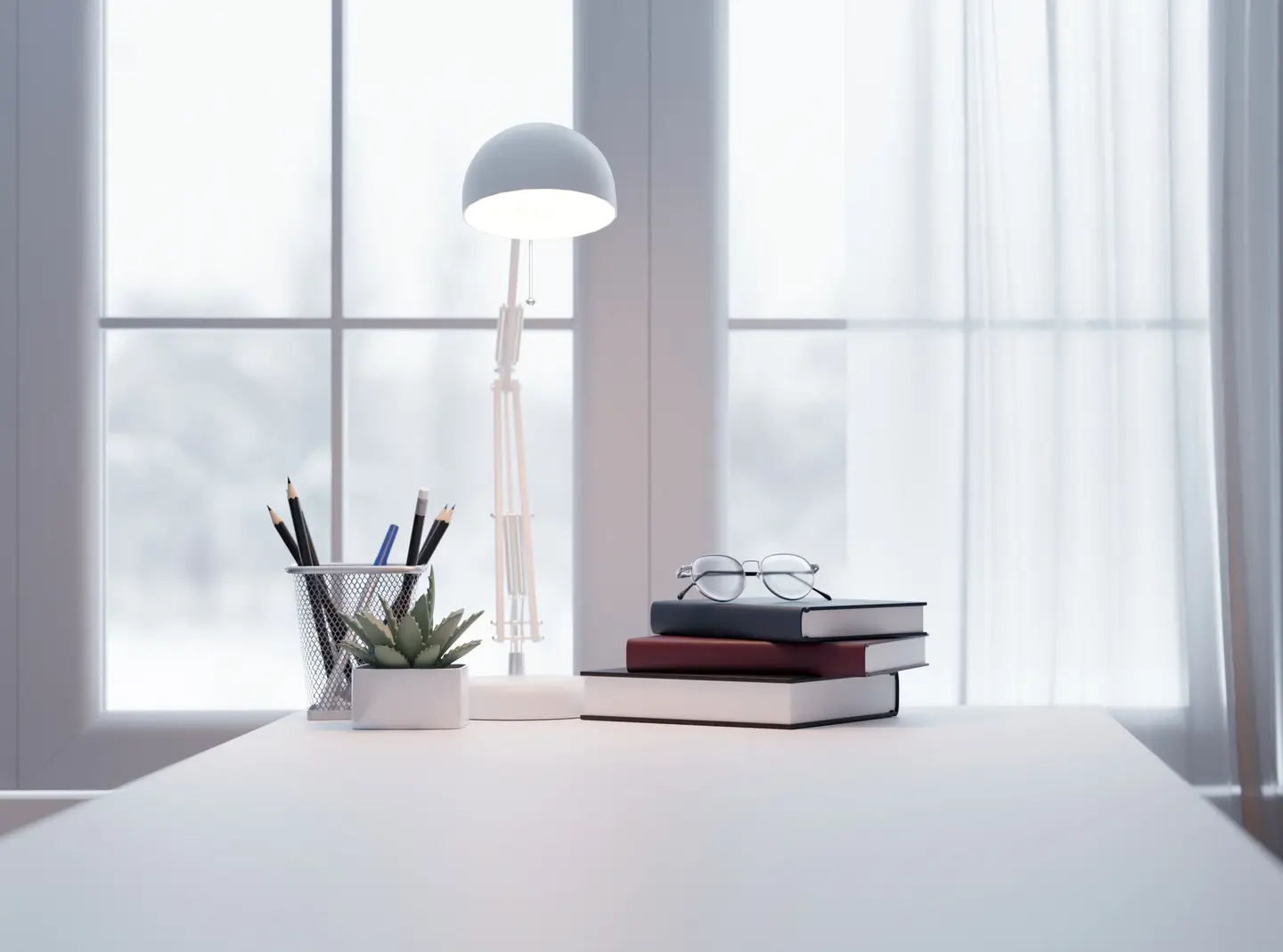 Ein Schreibtisch mit einer Lampe, Stiften in einem Becher, mehreren Büchern und einer Pflanze in einem Topf.