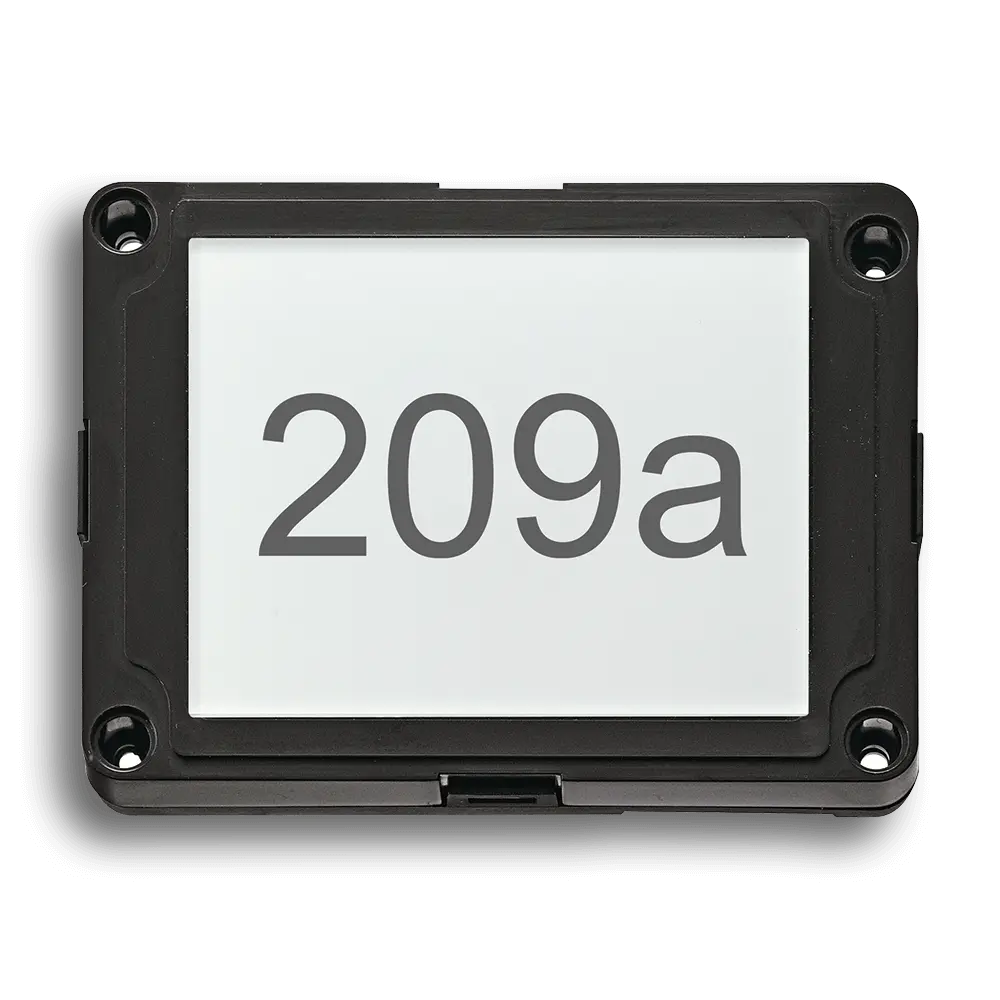 Raumschild mit der Nummer „209a“ auf weißem Hintergrund in einem schwarzen Rahmen.